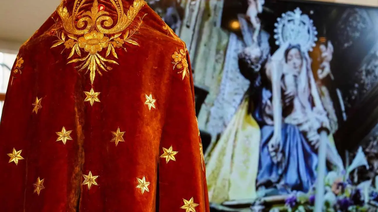 Imagen de la exposición de las joyas de la Virgen del Mercado en una muestra realizada en Casa Botines. Foto: Campillo