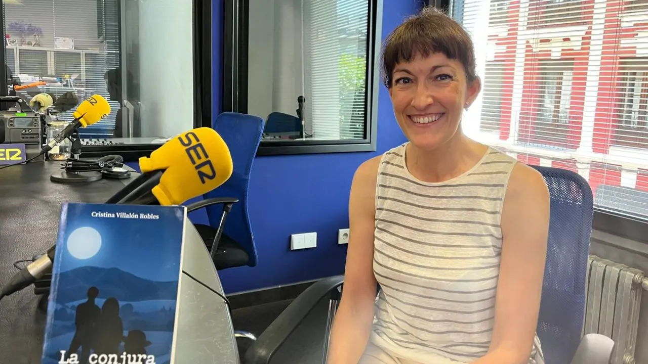 La leonesa Cristina Villalón presenta ‘La conjura de Notos. El viaje de los clandestinos’.