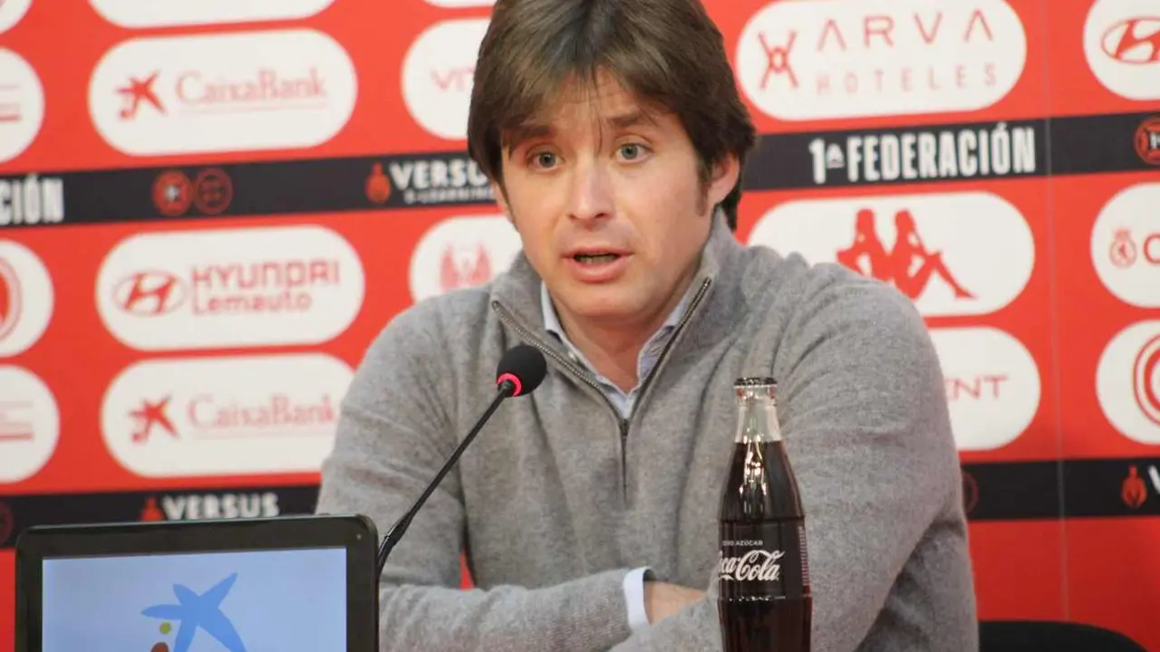El director deportivo de la Cultural, este martes, durante su rueda de prensa.
