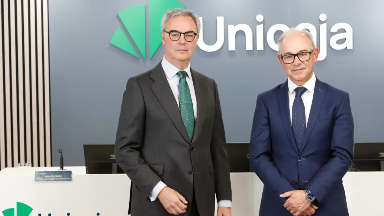 De izquierda a derecha, el presidente de Unicaja, José Sevilla, y el CEO, Isidro Rubiales.