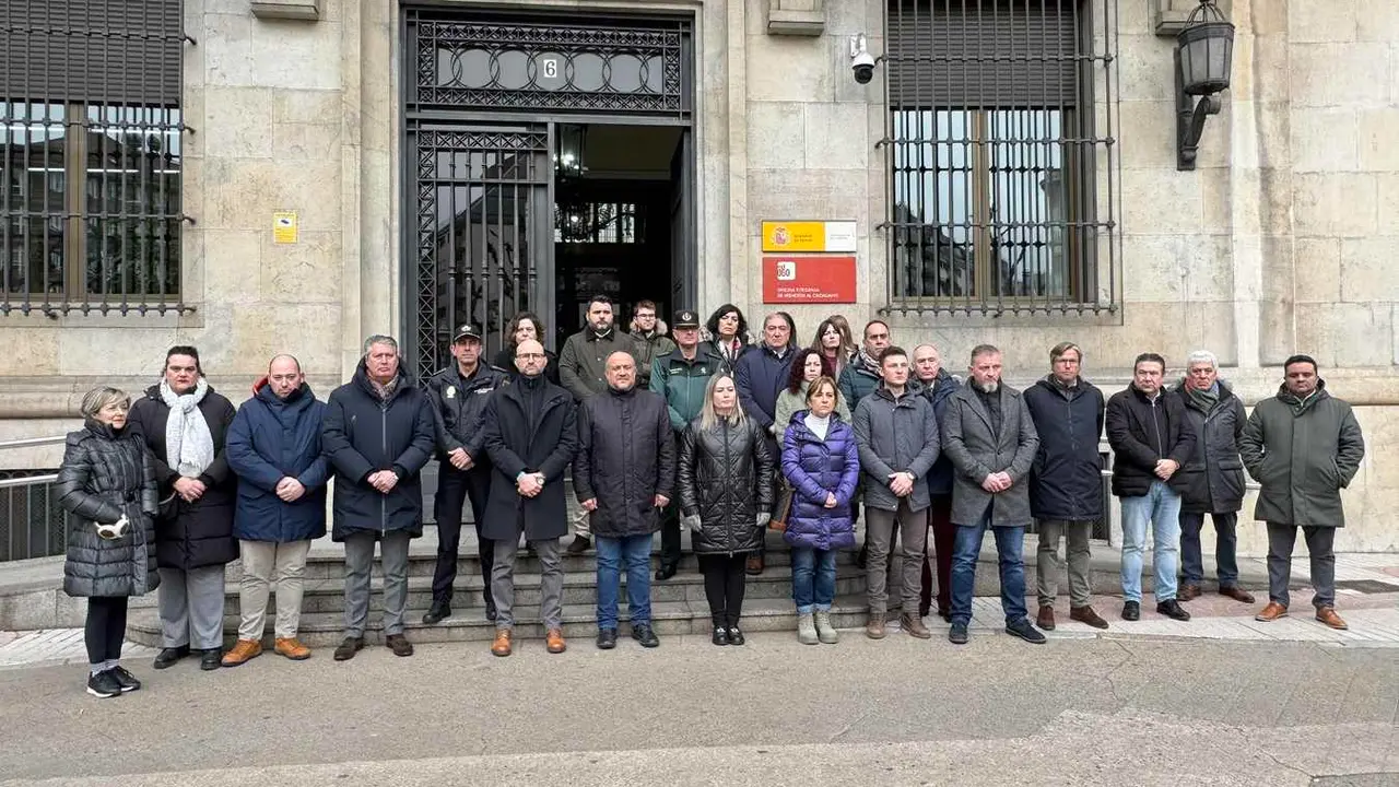 Minuto de silencio a la puerta de la Subdelegación del Gobierno de León.
