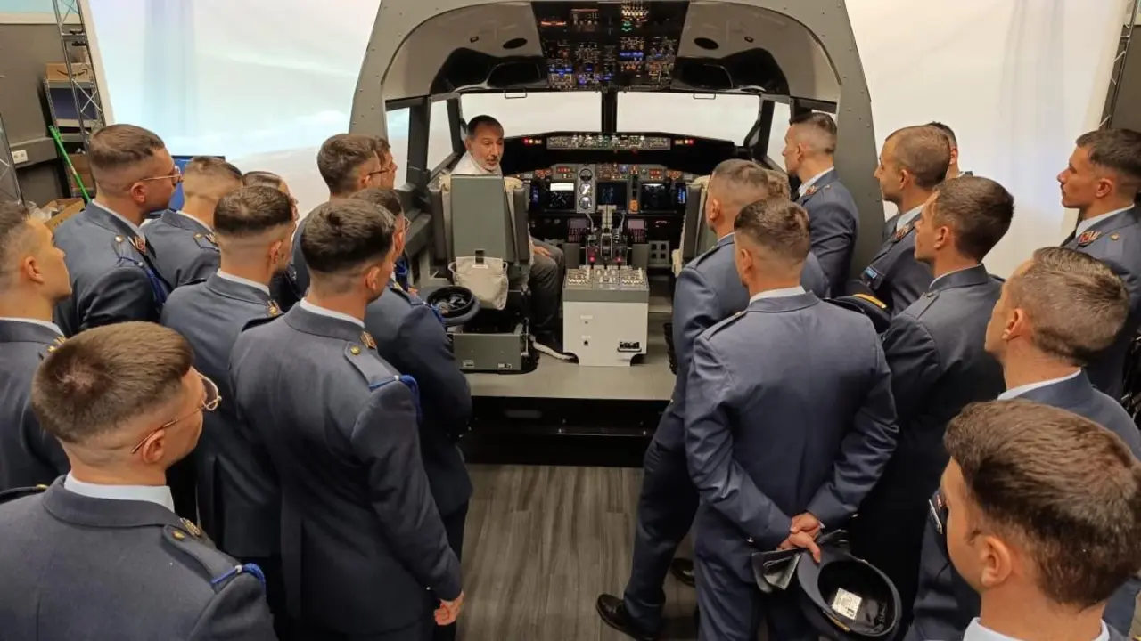La ULE muestra su potencial en Ingeniería Aeronáutica a los alumnos de la Academia Básica del Aire y el Espacio.