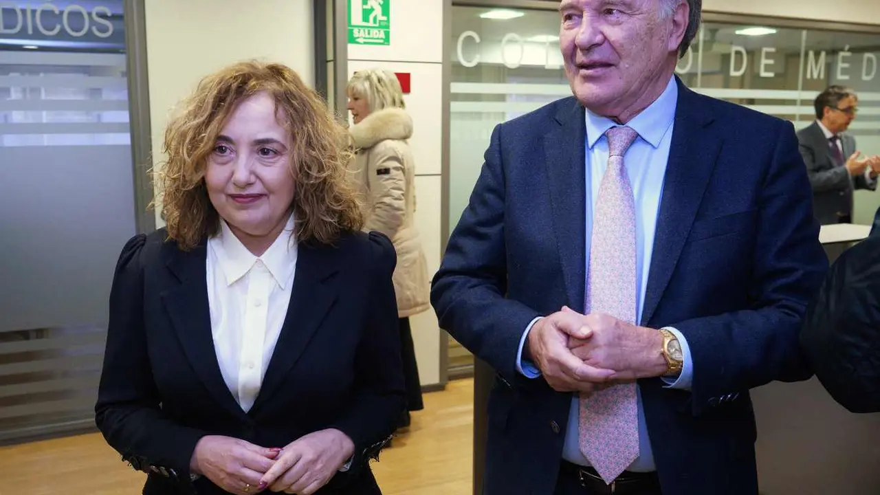 El presidente del Colegio de Médicos de Castilla y León, José Luis Díaz Villarig, junto a la vicerrectora del Campus del Bierzo, Pilar Marqués, durante la jornada formativa en Ponferrada sobre la acreditación de profesores para el Grado de Medicina.