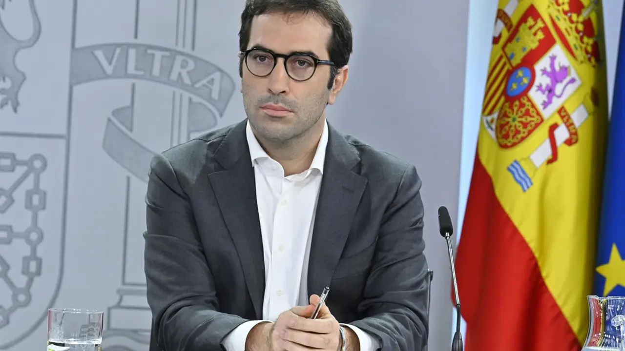 El ministro de Economía, Comercio y Empresa, Carlos Cuerpo, durante la rueda de prensa posterior al Consejo de Ministros. | Foto: Pool Moncloa/José Manuel Álvarez