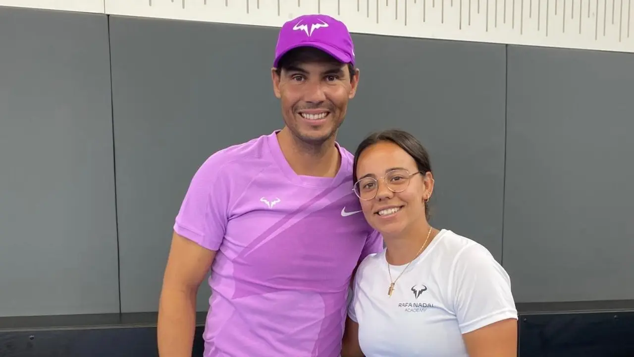 Alba Retortillo junto a la leyenda del tenis español, Rafael Nadal.