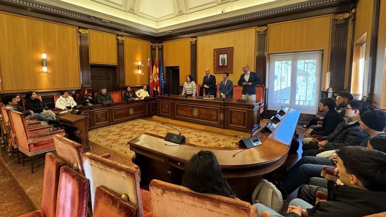 El alcalde invita a los nuevos estudiantes Erasmus de la ULE a disfrutar de su estancia en León.