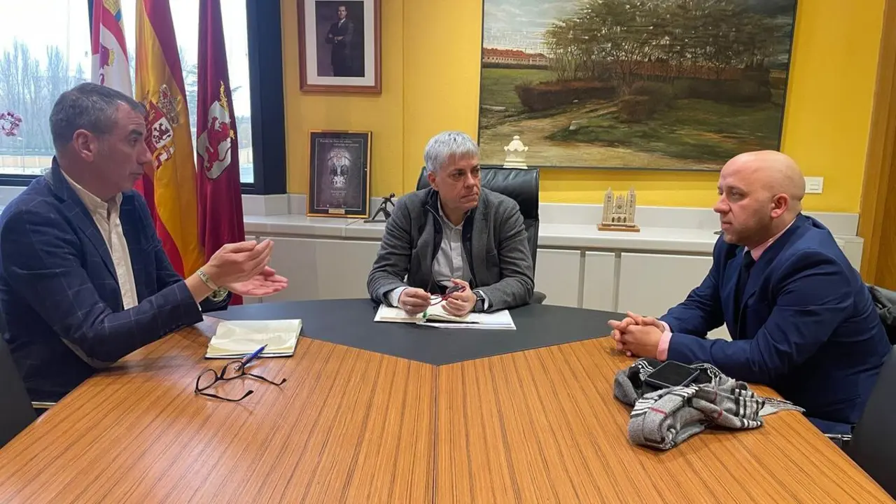 El delegado territorial de la Junta en Le&oacute;n, Eduardo Diego, junto al alcalde de Bo&ntilde;ar.