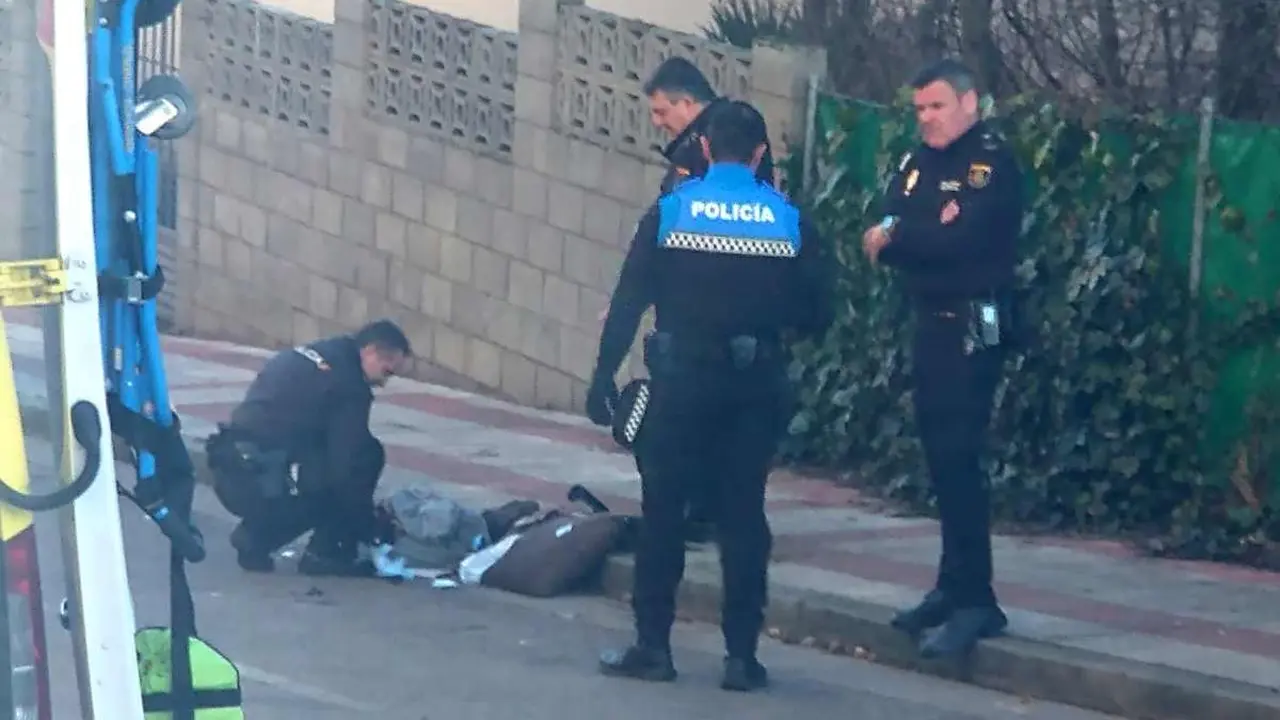 Efectivos de Policía Nacional y Policía Local de San Andrés retiran parte de las pertenencias lanzadas a la calle.