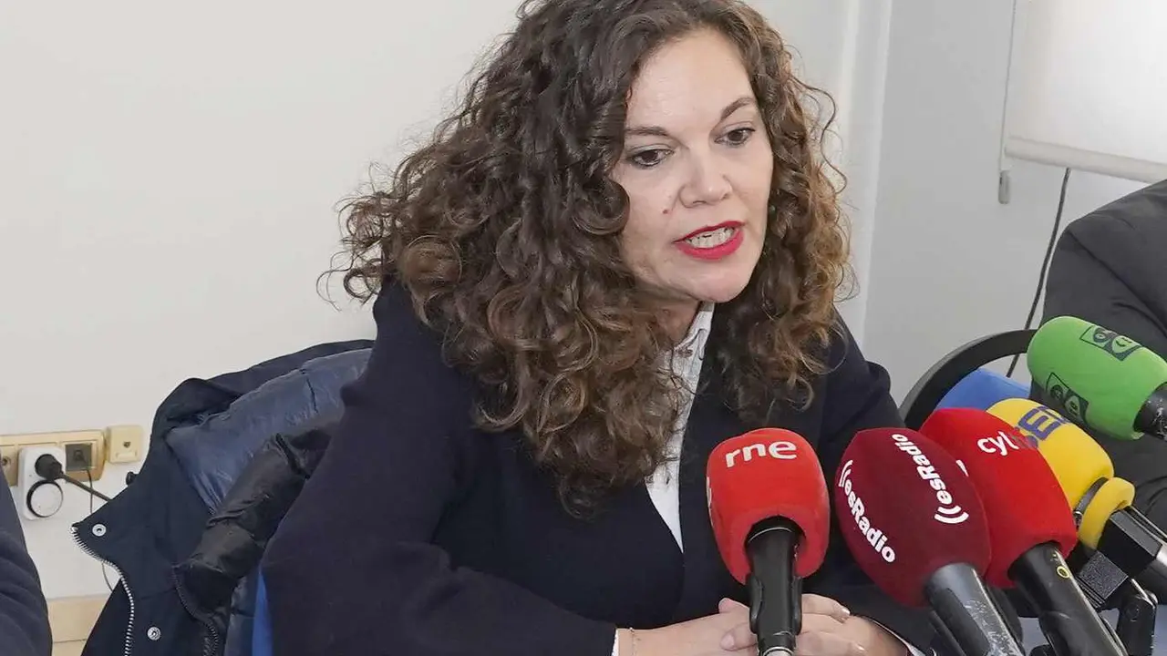 Silvia Cao, alcaldesa de la localidad de Bembibre, durante una rueda de prensa.