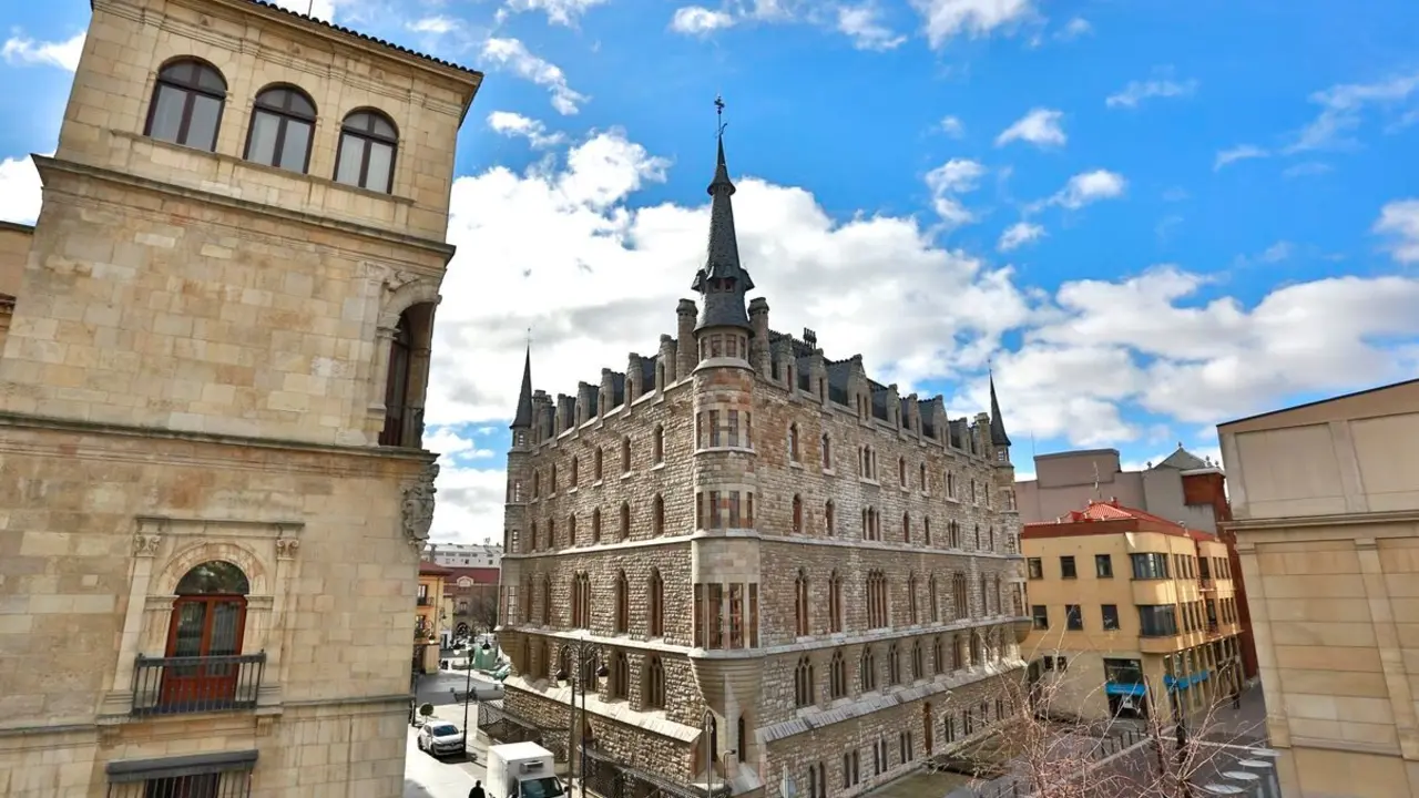 Parte trasera del edificio ‘Casa Botines’ de León, diseñado y construído por el arquitecto español Antonio Gaudí.