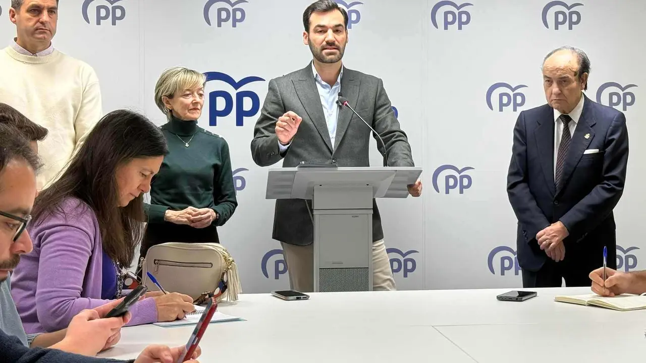 David Fernández, acompañado por los concejales populares, durante una rueda de prensa.