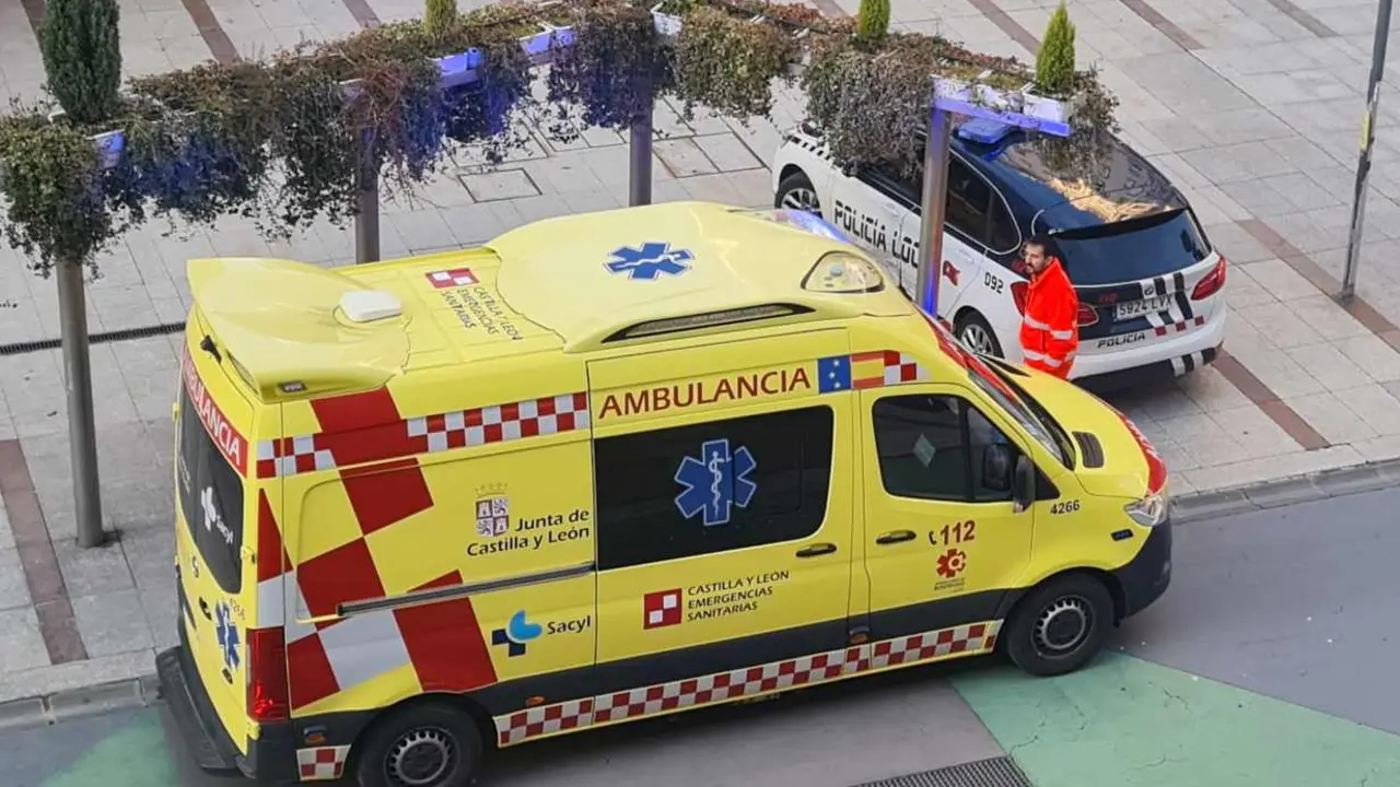Una ambulancia y efectivos de la Policía Local de León, durante una intervención.