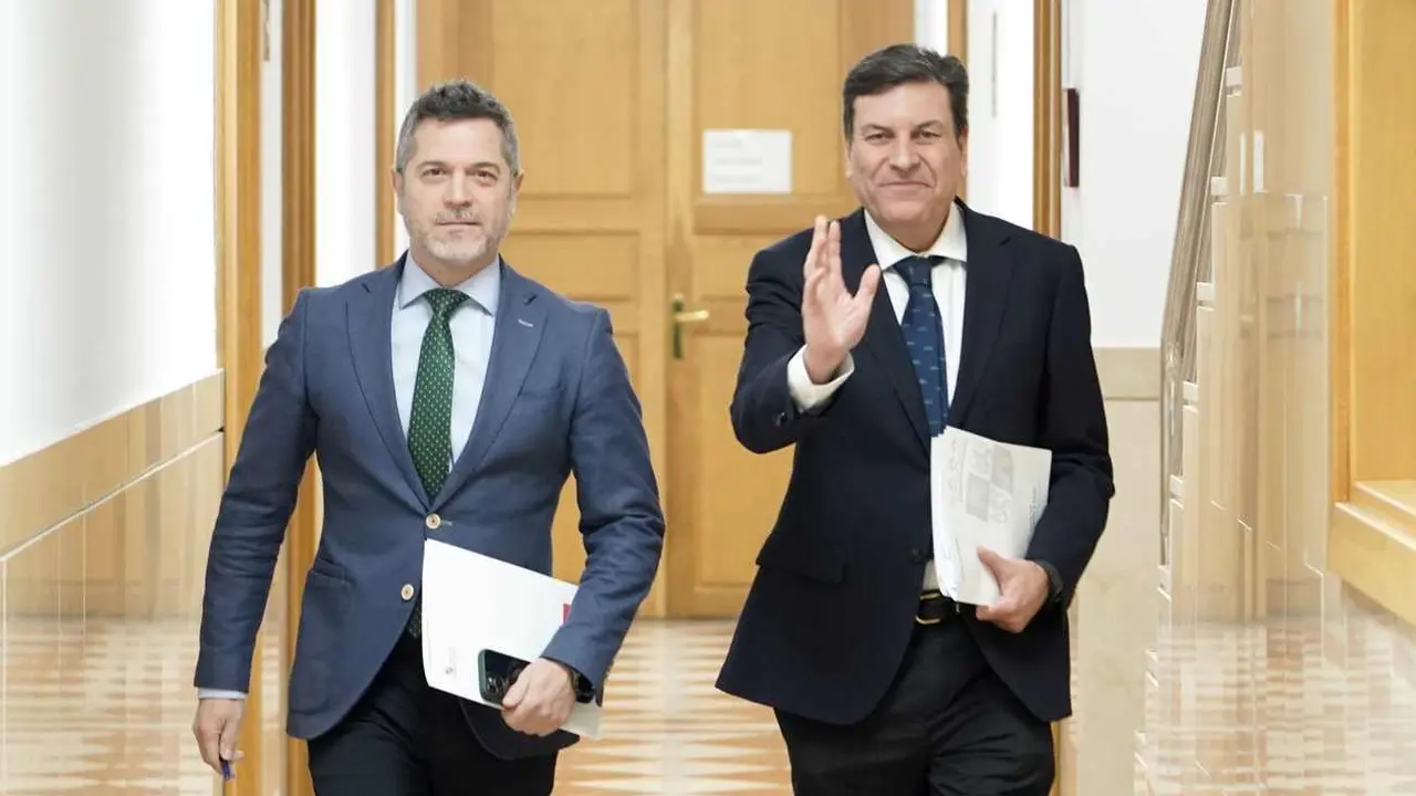 El consejero de Economía y Hacienda y portavoz, Carlos Fernández Carriedo, comparece en rueda de prensa posterior al Consejo de Gobierno.
