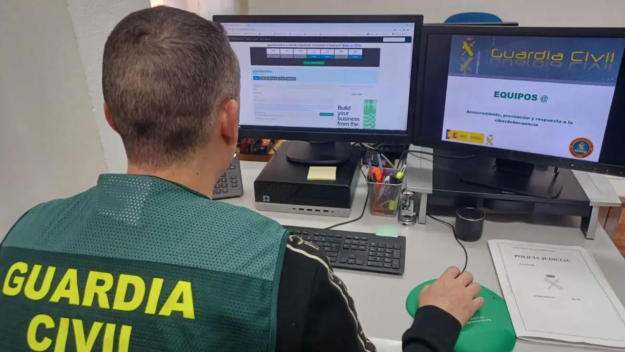 Efectivos de la Guardia Civil durante una investigación por un ciberdelito.