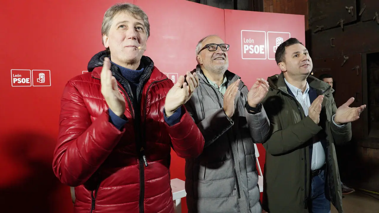 El secretario general electo del PSOE de Castilla y León, Carlos Martínez, señaló  al líder de Vox, Santiago Abascal, y el presidente autonómico del PP y la Junta, Alfonso Fernández Mañueco, ante los aranceles que pretende aplicar el presidente de Estados Unidos, Donald Trump, a los productos del campo de otros países y que cifró en 600 millones de euros. “Aquellos que parecen defender los entornos rurales lo están aplaudiendo de forma entusiasta. Alguien tendrá que dar explicaciones”, dijo. Fotos: César Sánchez