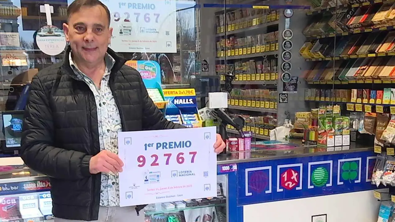 Imagen del lotero de la plaza de Guzmán el Bueno, con el cartel del primer premio este viernes.