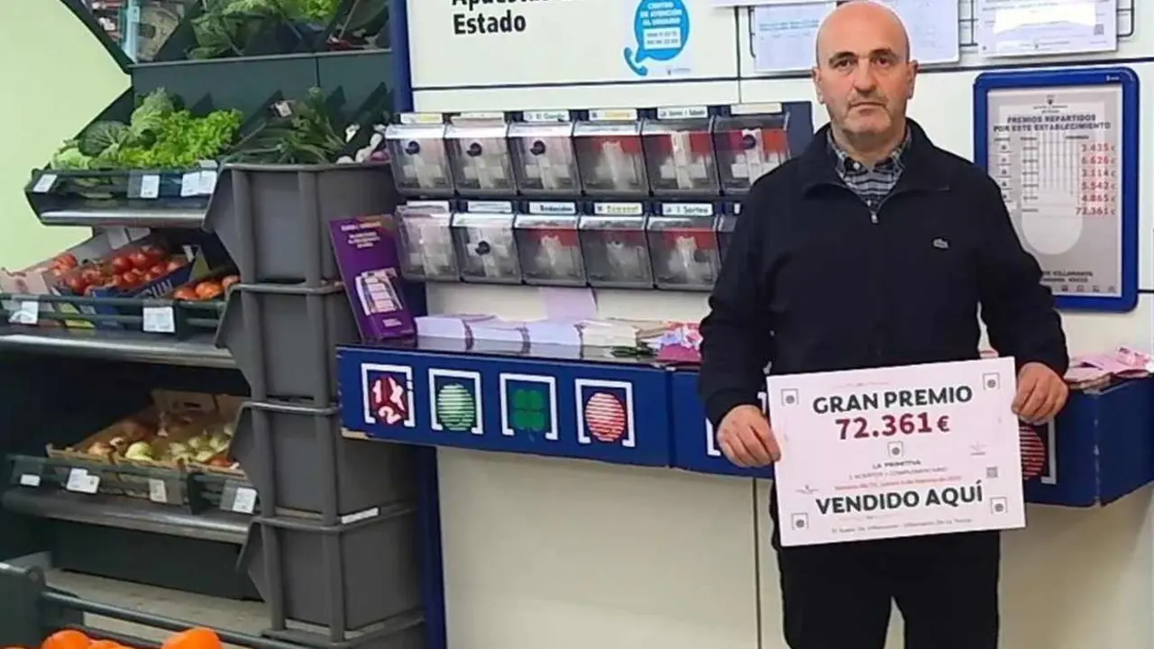 El popular 'Cuni', este viernes, mostrando el premio dado a uno de sus clientes.