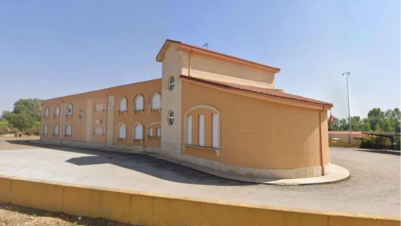 Imagen del ayuntamiento de la localidad de Valdefresno.
