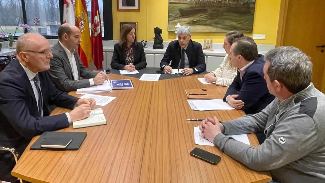 La Consejería de Movilidad y Transformación Digital, a través de la directora general de Transportes y Logística, Laura Paredes, ha mantenido dos encuentros en el día de hoy en León y Burgos.