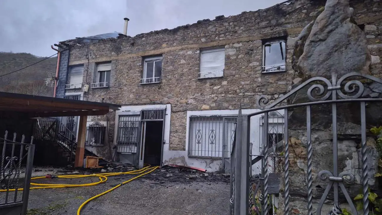 Un incendio calcina por completo una vivienda en la localidad de Palacios del Sil. La intervención de Bomberos de Diputación y Bomberos de Ponferrada impidió que las llamas se extendieran por completo por un segundo inmueble, finalmente con daños de menor relevancia.