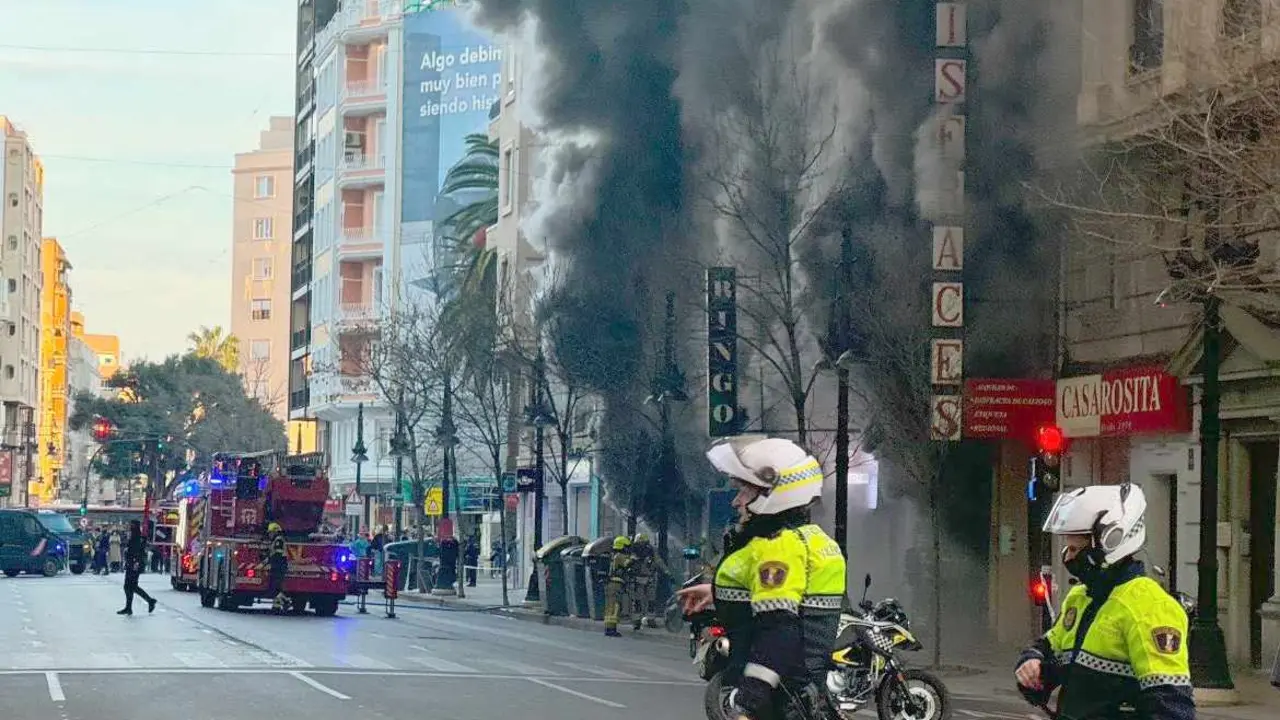 Imagen del espectacular incendio en el centro de Valencia.