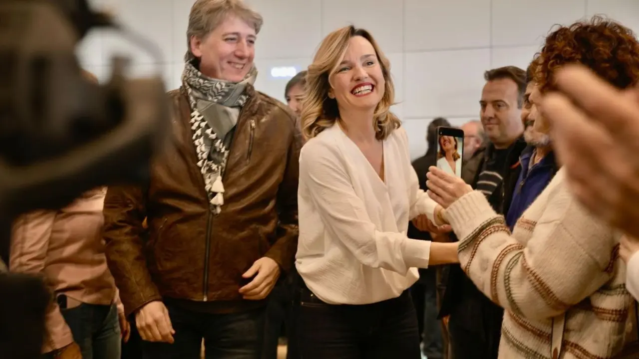 El secretario general electo del PSOE de Castilla y León, Carlos Martínez junto a la secretaria general del PSOE de Aragón, Pilar Alegría.