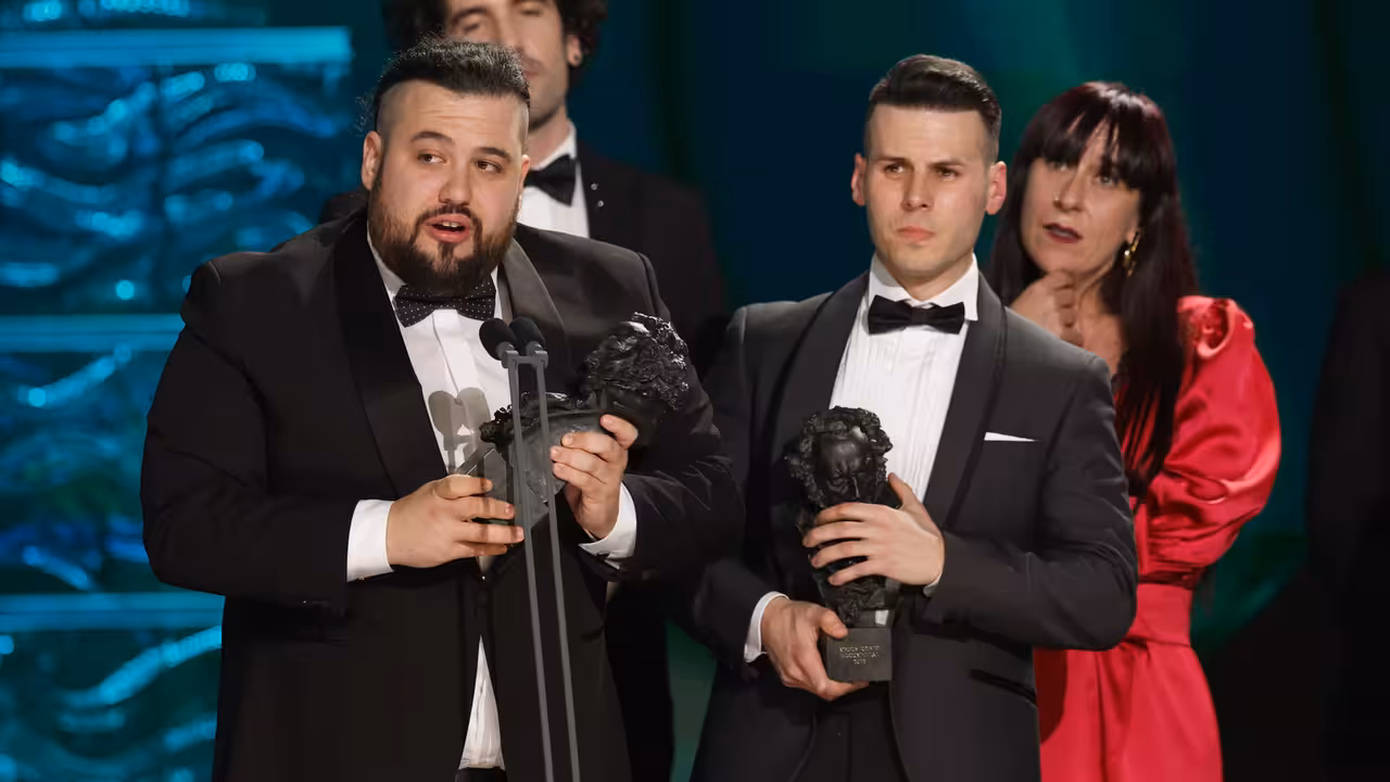 Néstor López, en el momento de recibir su segundo Goya.