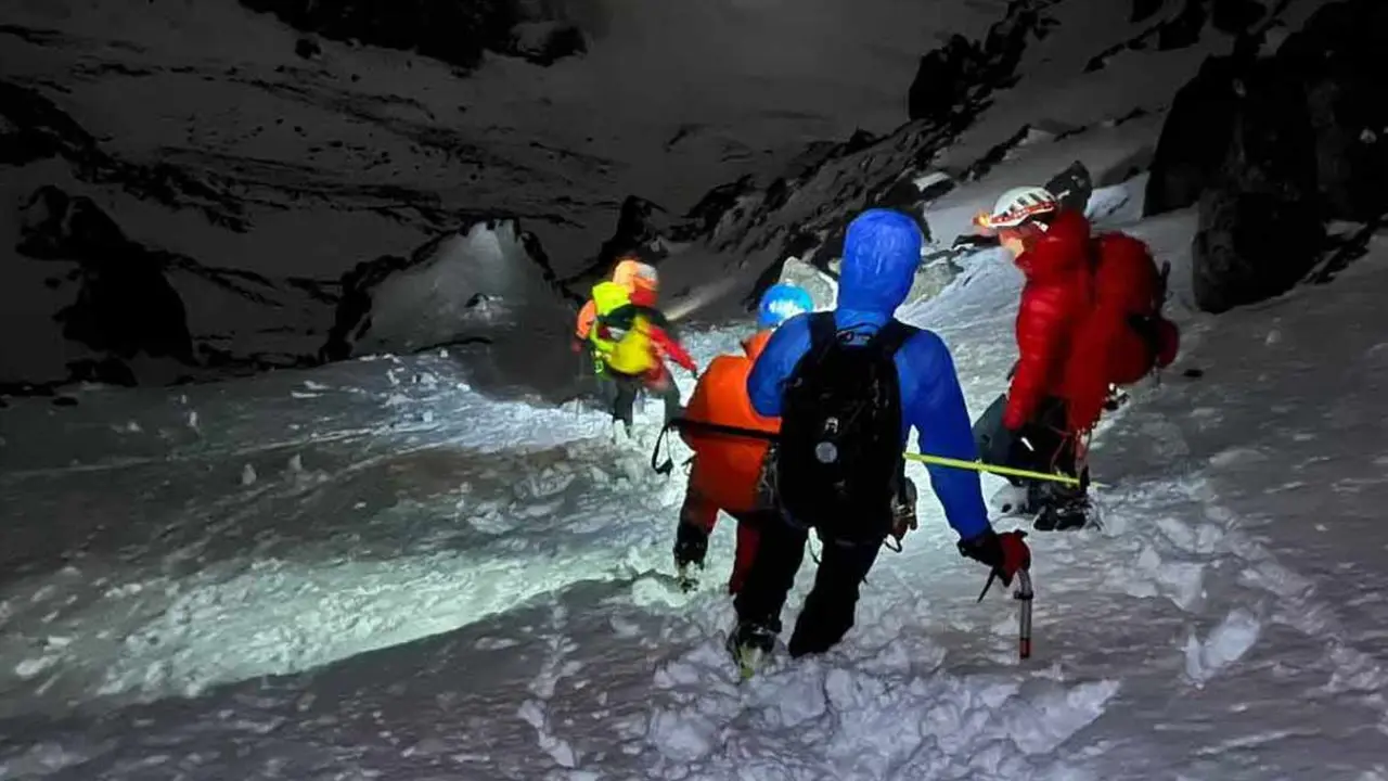 Imagen del rescate de los montañeros leoneses en la madrugada de este domingo.