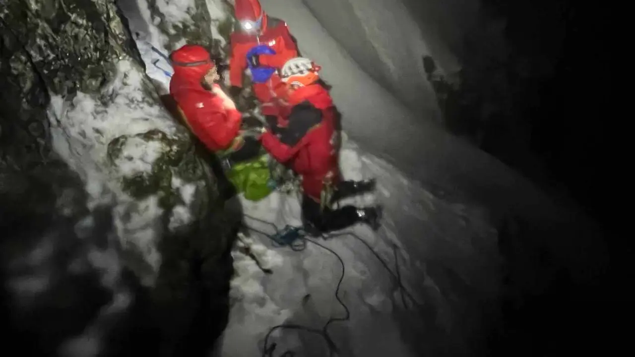 Los montañeros, en el punto en el que se ha realizado el rescate.