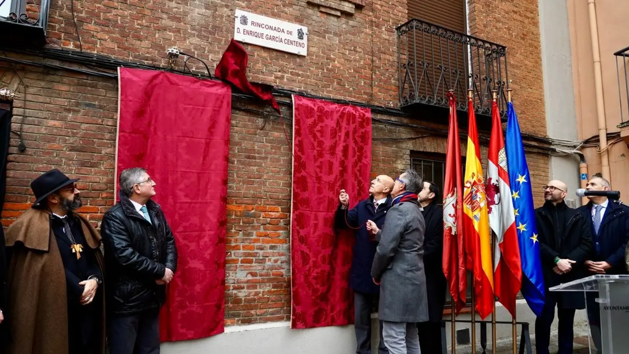 El alcalde de León, José Antonio Diez, preside el acto de descubrimiento de la placa de la Rinconada de Enrique García Centeno. Fotos: Campillo.