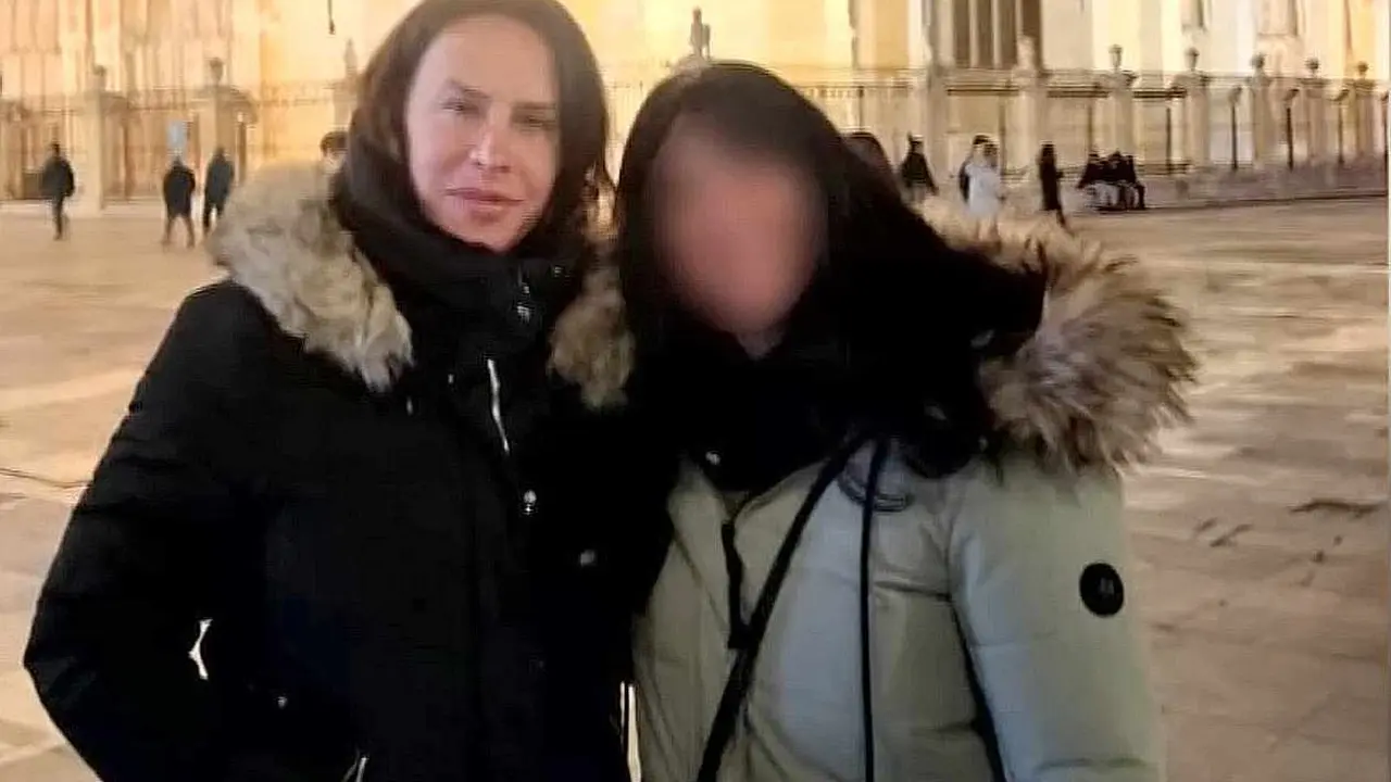 Karla, en León, acompañada por una amiga, en una imagen de rtve.