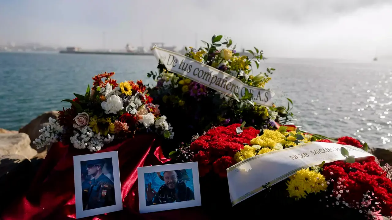 Imagen de las flores que acompañaron a la memoria de los dos guardias civiles asesinados por los narcos.