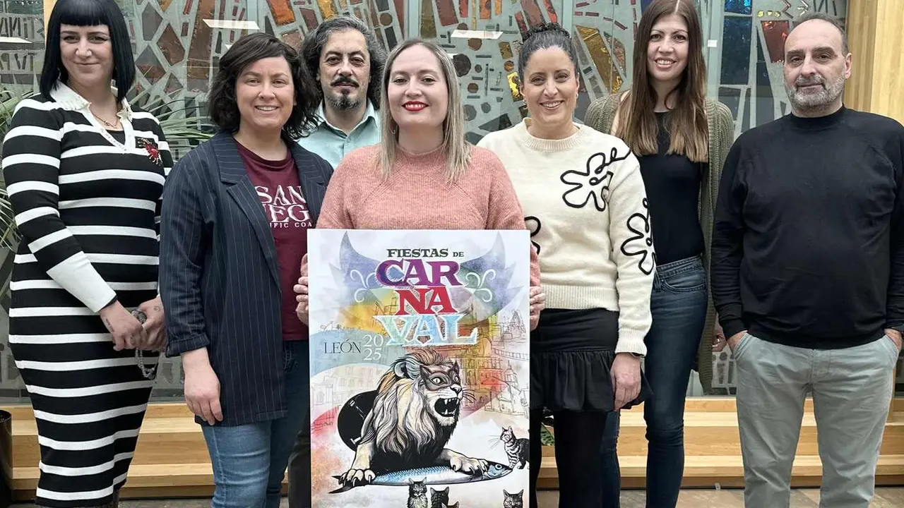 Imagen del jurado con el cartel ganador del concurso.