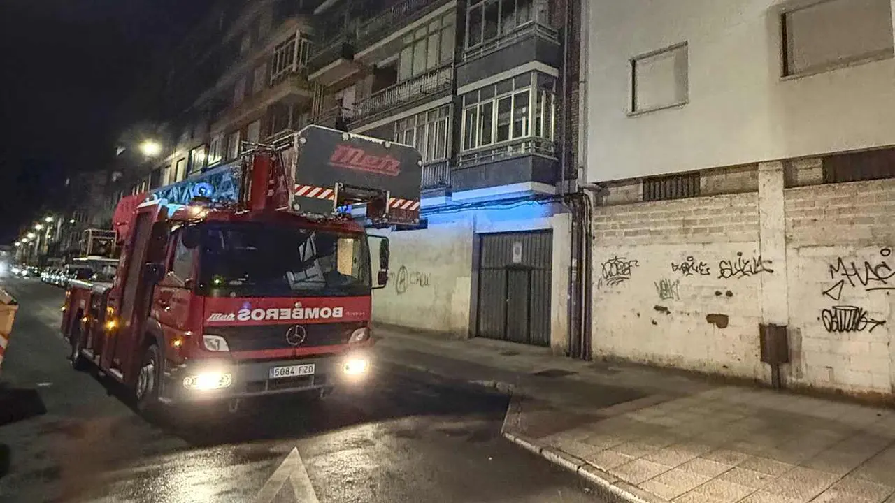 Efectivos de Bomberos León en el lugar donde se originó el denso humo procedente de una estufa de pellets. Foto: Bomberos León