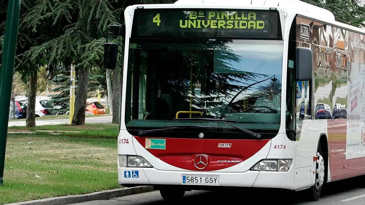 Autobús urbano en la zona universitaria de León. Foto: Campillo