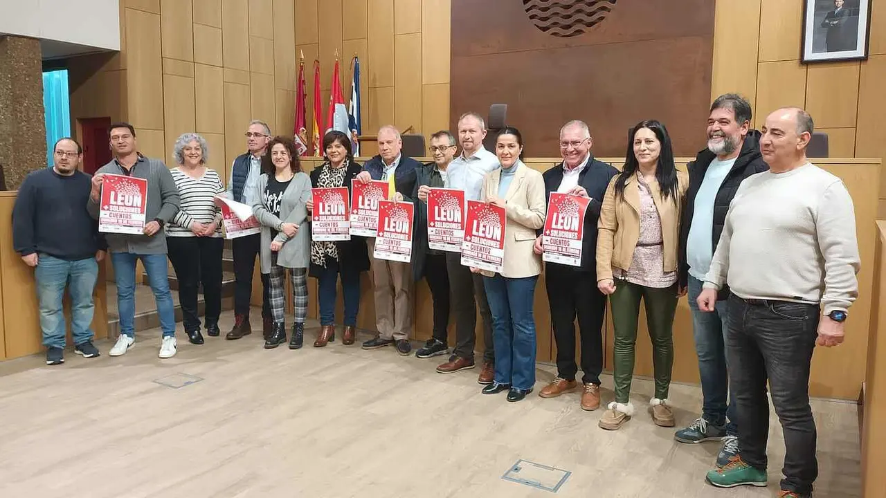 Los alcaldes del alfoz, durante el encuentro con los convocantes de la manifestación.