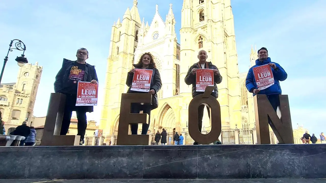 Los líderes de los cuatro sindicatos más representativos en la provincia posan junto a la palabra 'León' en la Plaza de Regla de la capital. Foto: Heraldo de León