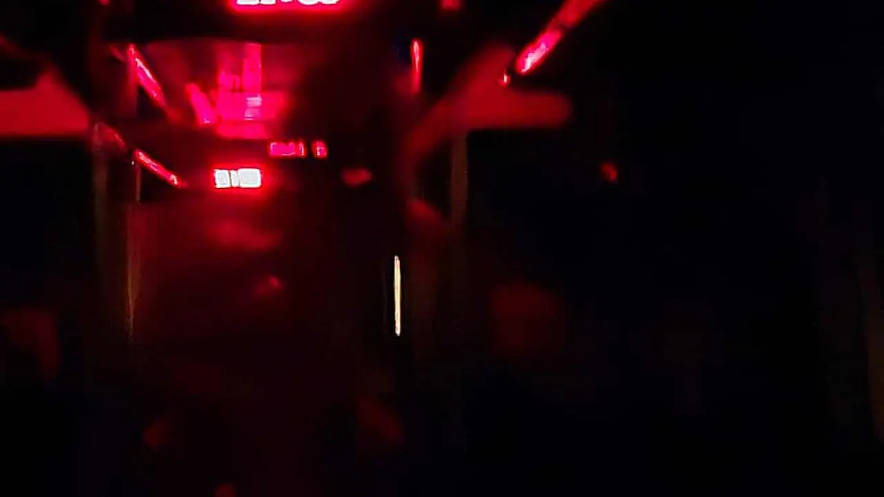 Imagen de un tren de Feve circulando esta misma semana sin luces interiores por avería.