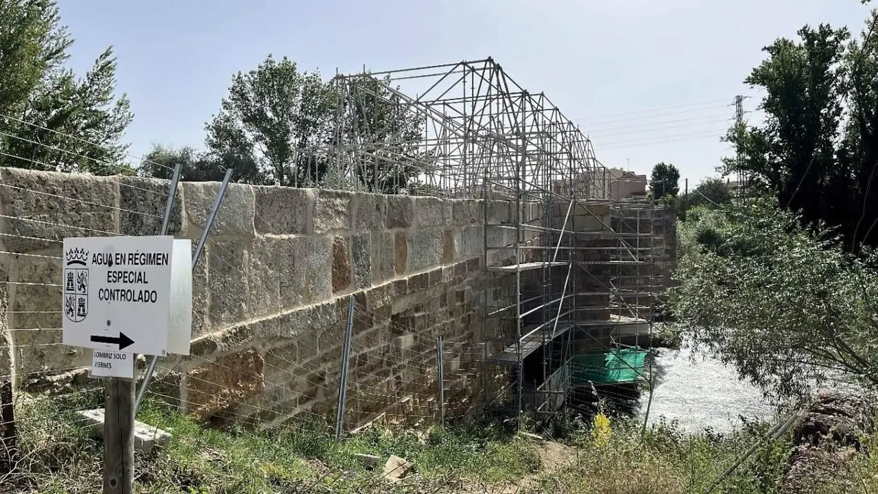 Imagen del Puente Canto de Sahagún durante las obras de rehabilitación. Foto: Sahagún Digital