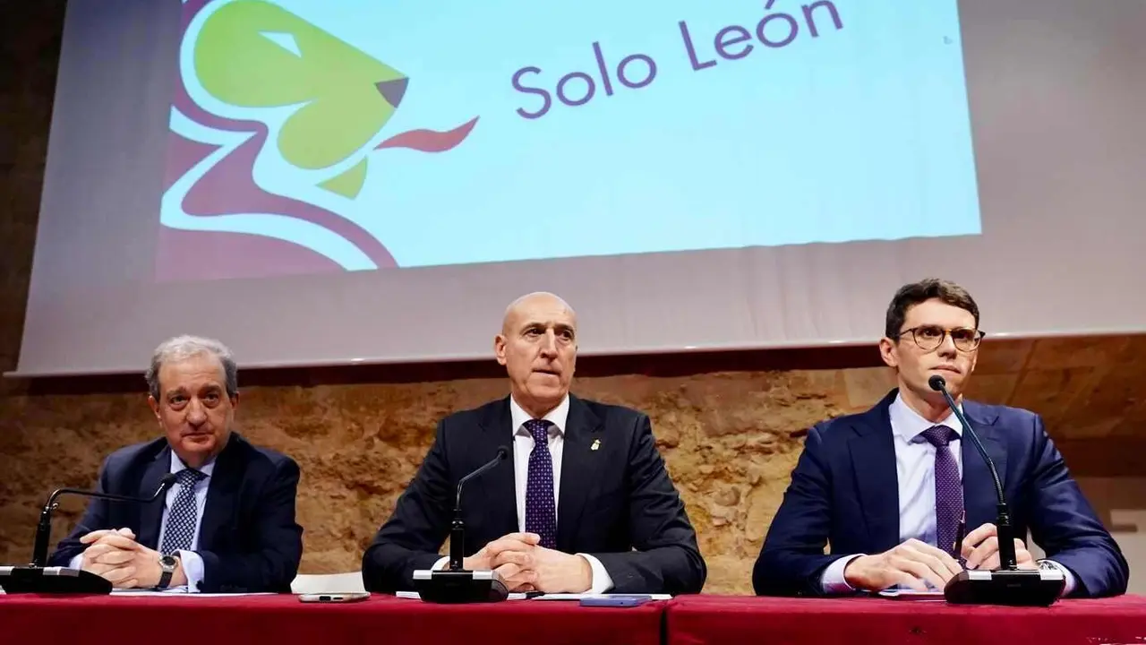 El alcalde de León, José Antonio Diez, presenta el informe jurídico sobre el proceso de la autonomía para la Región Leonesa. Foto: Campillo