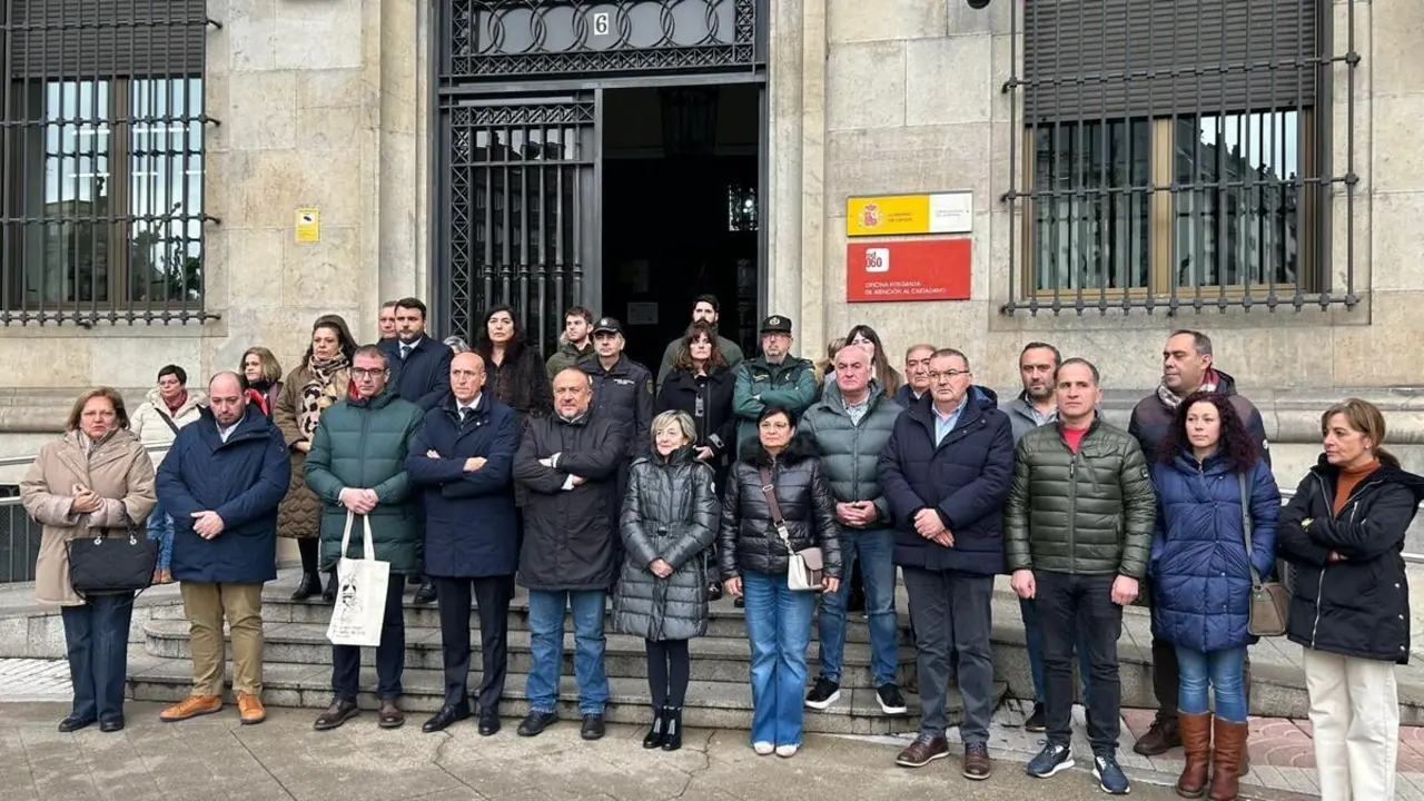 Imagen del minuto de silencio guardado a las puertas de la Subdelegación del Gobierno en León.
