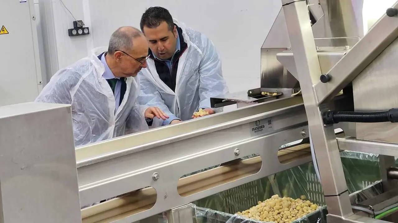 El director general de Industria, Mariano Muñoz, acompañado de la coordinadora de la Junta de Castilla y León en el Bierzo, Rosana Velasco, ha visitado las instalaciones de la empresa Castañas Quintelo, ubicada en la localidad berciana de Trabadelo.