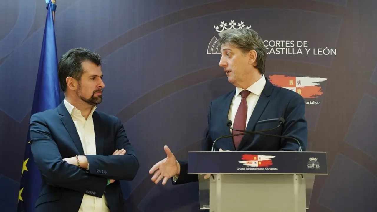 El secretario general electo del PSOE de Castilla y León, Carlos Martínez, ofrece una rueda de prensa junto al portavoz socialista en las Cortes, Luis Tudanca, antes de reunirse con el Grupo Parlamentario Socialista. Fotos: Rubén Cacho.