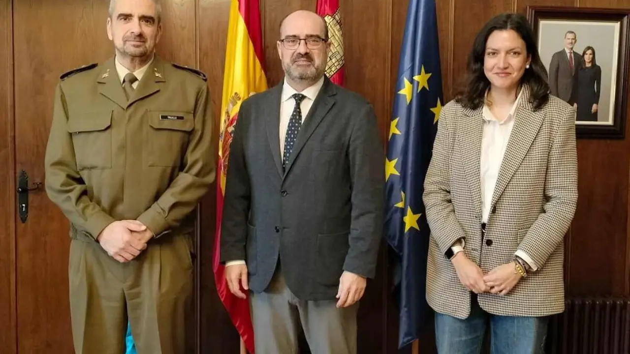 Un instante de la recepción al Subdelegado de Defensa en el Ayuntamiento de Ponferrada.