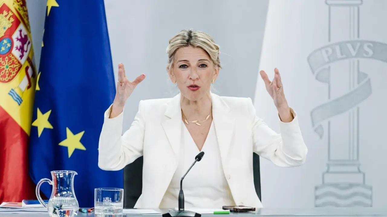 La decisión de Hacienda de aplicar el IRPF a los trabajadores que perciben el Salario Mínimo Interprofesional (SMI) ha provocado tensiones dentro del Gobierno de coalición.
