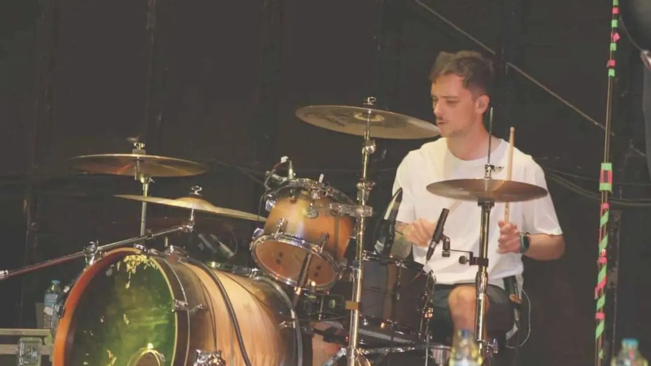 Gabri en un concierto con Suite 23.