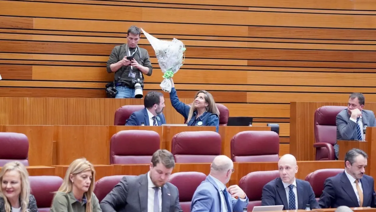 Los procuradores expulsados de Vox, Ana Rosa Hernando y Javier Teira, durante la primera sesión del pleno de las Cortes de Castilla y León que comienza con las preguntas orales de control al Ejecutivo autonómico. Foto: Leticia Pérez.