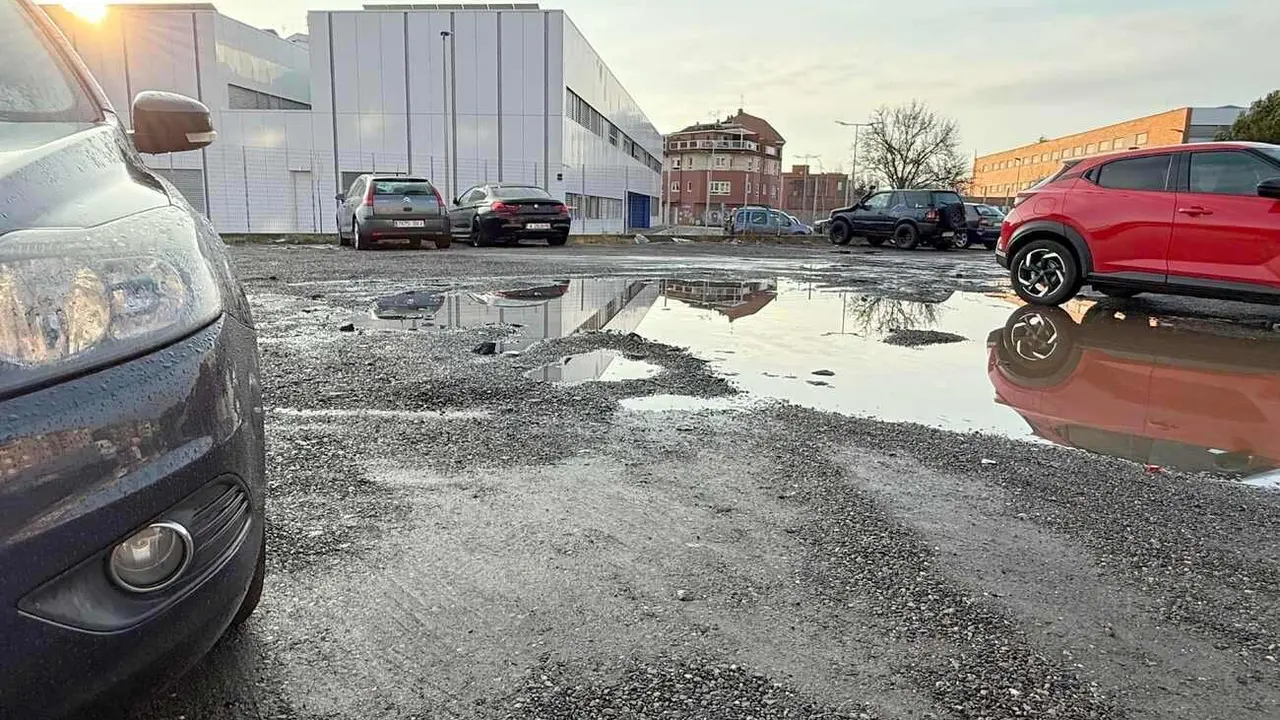 Imagen tomada por el PP municipal de la zona en la que estacionan los pacientes que acuden al centro de salud.