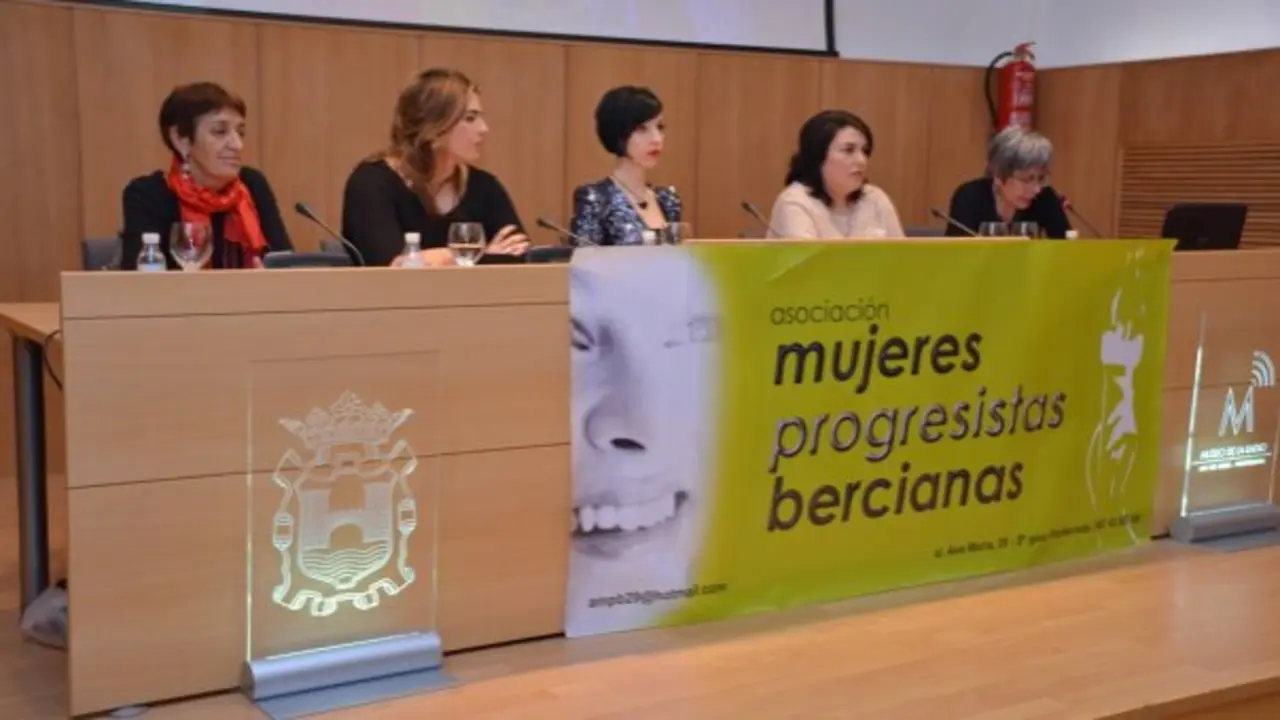 Acto de entrega del 'Premio Mujer del Año 2016' de la Asociación de Mujeres Progresistas Bercianas.