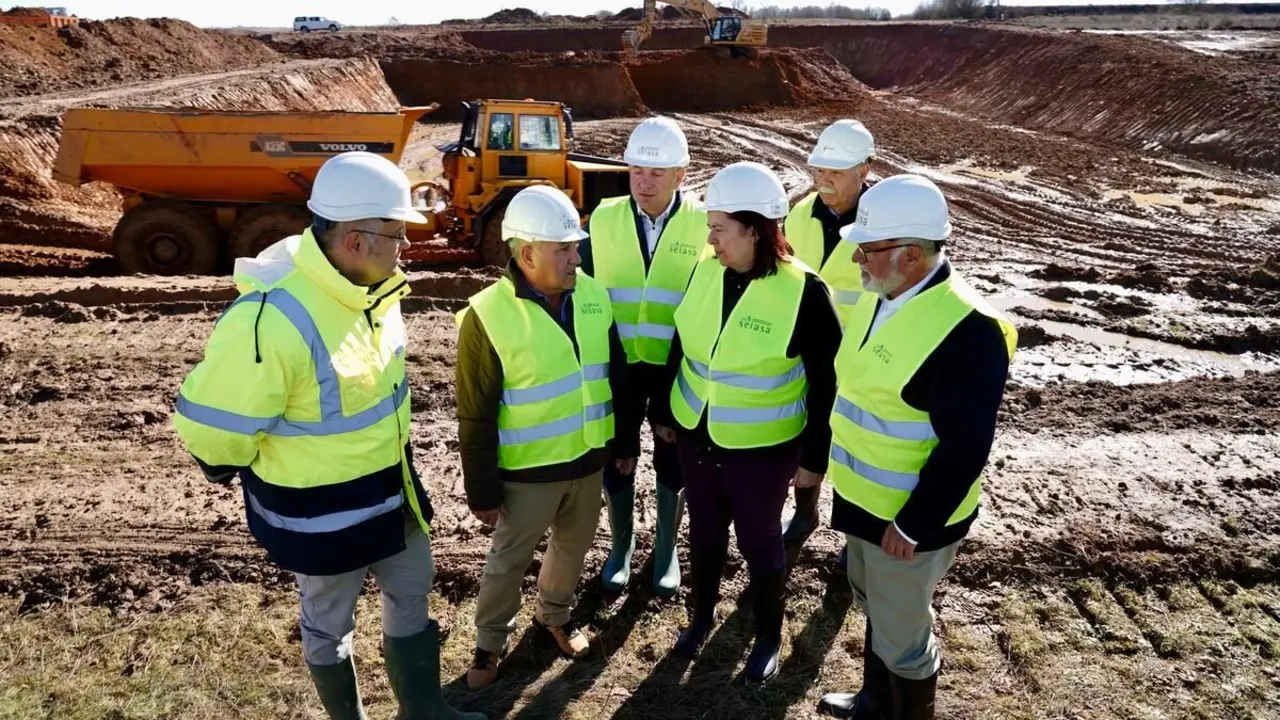 La secretaria de Estado de Agricultura y Alimentación, Begoña García, visita, junto al delegado del Gobierno, Nicanor Sen, entre otras autoridades, tres actuaciones diferentes de modernización de regadío en la Comunidad de Regantes del Canal Margen Izquierda y en la Ribera Alta del Porma. Fotos: Campillo.
